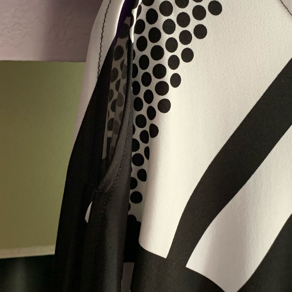 ⚫️🔲CHICO’S BLACK/WHITE TOP (SIZE 1) ⚫️🔲 - Picture 4 of 6
